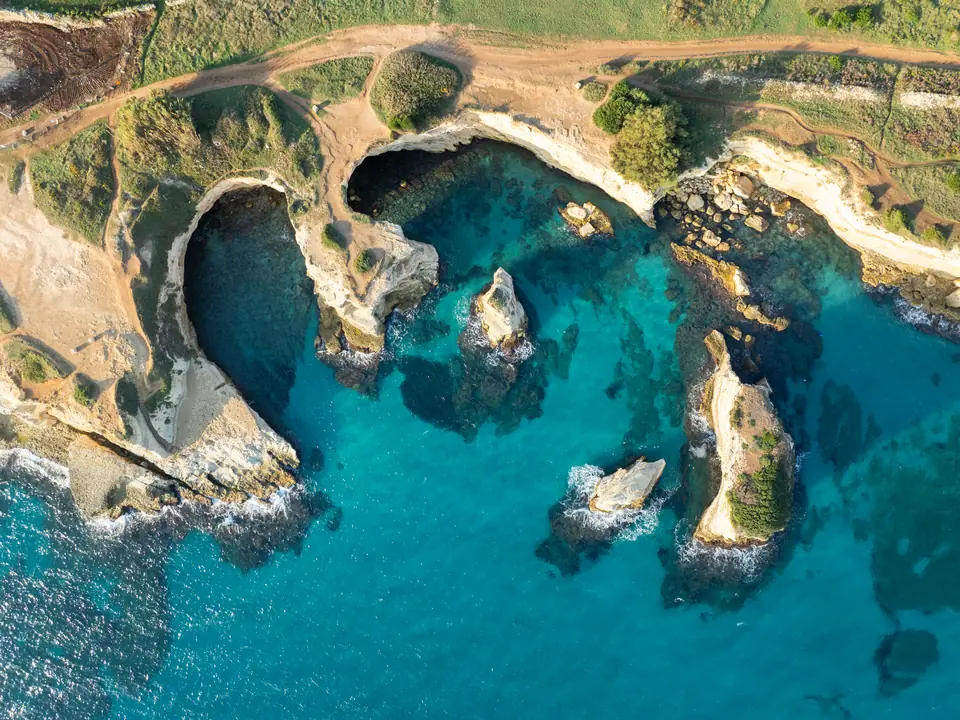 I faraglioni di Torre Sant'Andrea visti dall'alto, con le calette turchesi