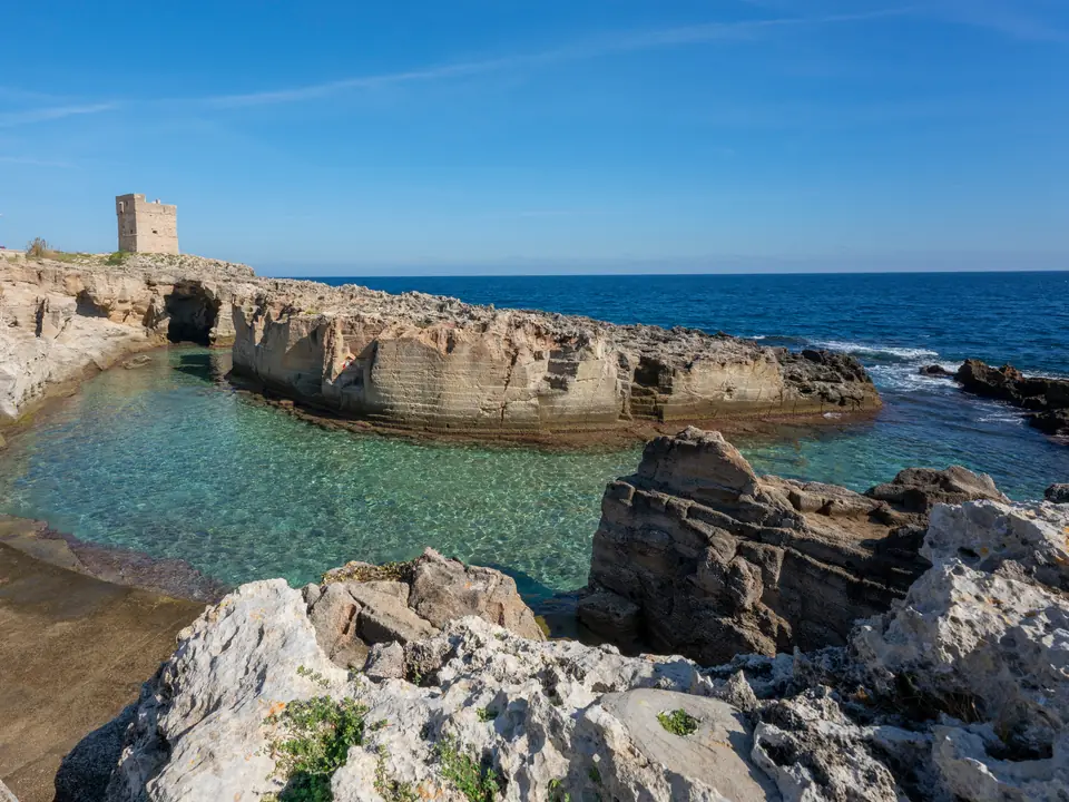 La piscina naturale di Marina Serra, sotto la torre di avvistamento