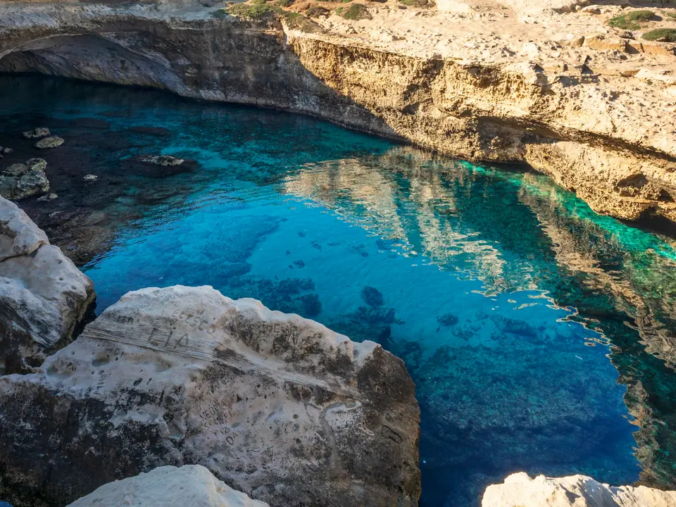 La Grotta della Poesia: una piscina naturale di roccia chiara aperta sul mare